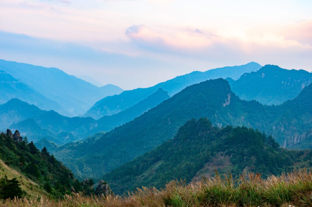 Autumn mountain scenery and a series of ridges with overlapping peaks at dusk.